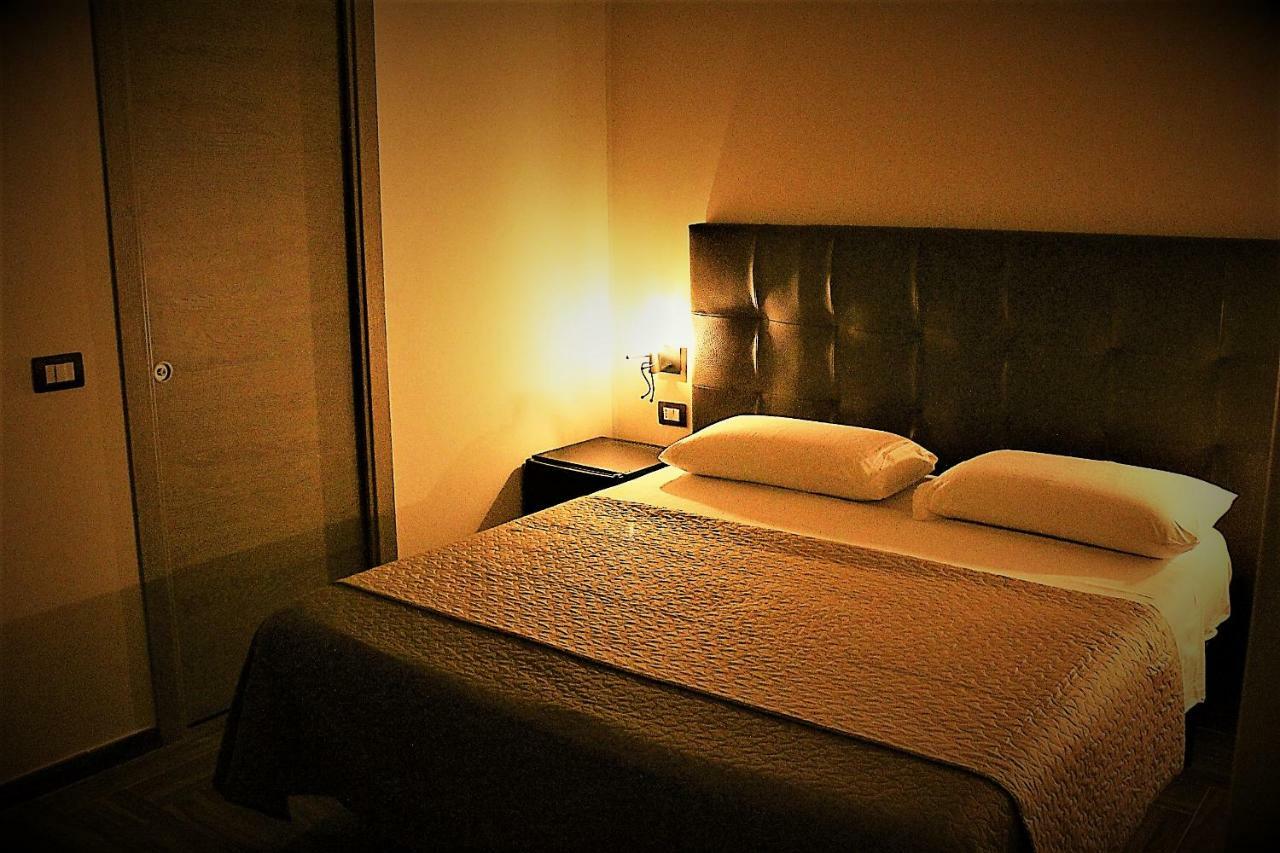 Dei Gerolomini Hotel Naples Luaran gambar